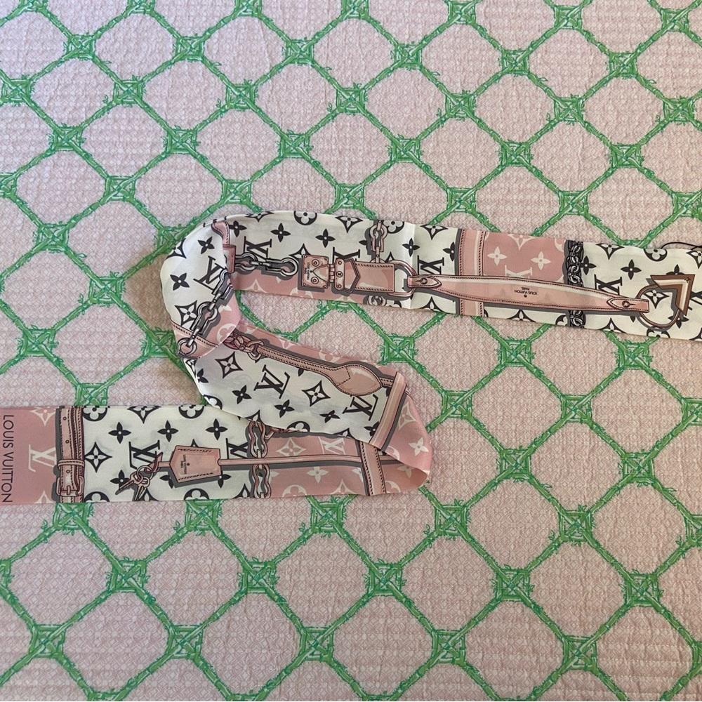 Louis Vuitton Pink and White Monogram Scarf! New with Tags! - Picture 4 of 6